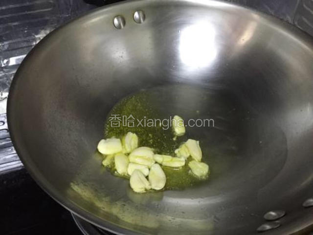 蒜拍扁去皮后入热油锅爆香