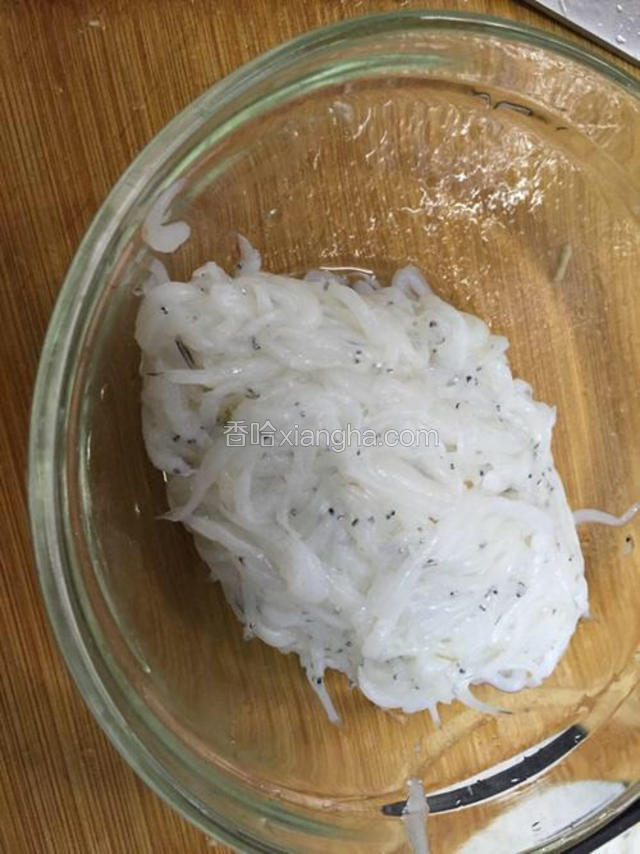 小银鱼洗净沥干备用