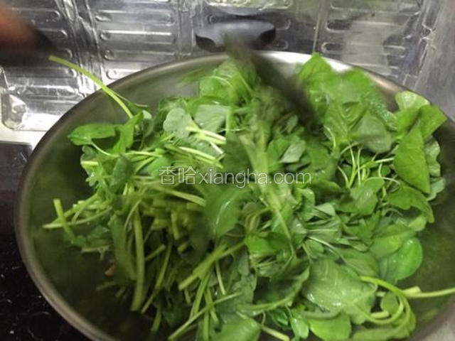然后倒入苋菜翻炒