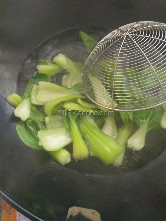 锅中烧开水放油菜和胡萝卜丝焯水，