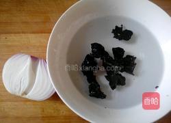 凉拌洋葱黑木耳的做法图解1
