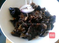 凉拌洋葱黑木耳的做法图解3