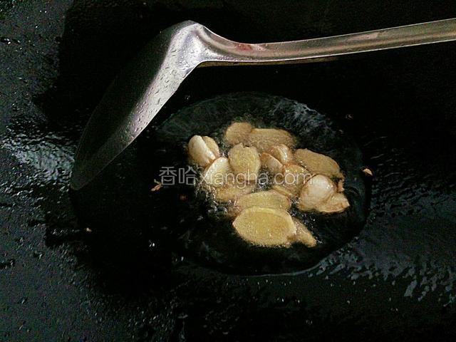 热锅倒油烧热，加姜蒜翻炒一会儿加入一勺郫县豆瓣酱和花椒粒小火炒出红油。
