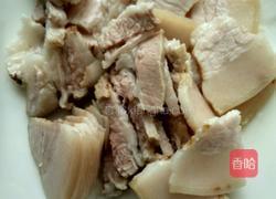 蒜苗炒五花肉的做法图解1