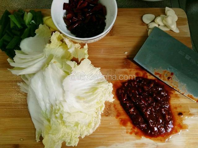 买来的瘦肉洗净切片 姜蒜切片 葱切段 豆瓣酱剁碎 白菜斜刀切大片 干辣椒切段和花椒粒洗干净后装小碗中备用