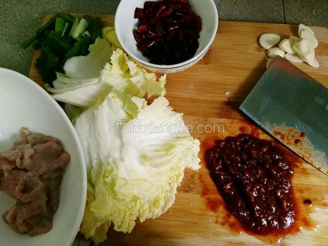 肉片中加入适量盐 五香粉 料酒 水淀粉抓匀腌制15分钟