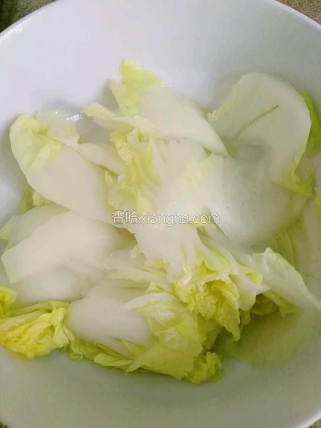 锅中坐水 烧开下入白菜焯熟 铺碗里打底