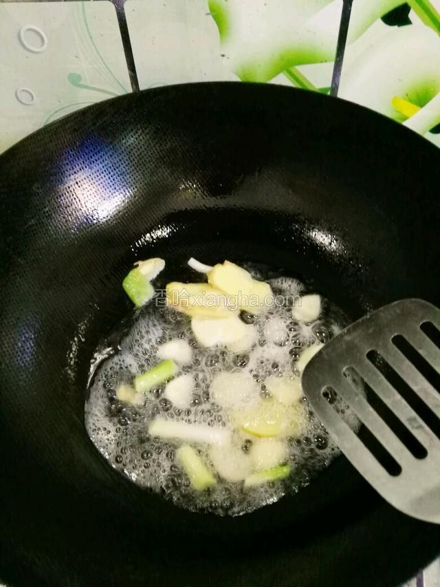 锅中下油 油烧七成热下入葱姜蒜煸香