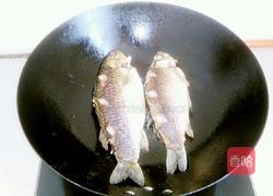 葱焖鲫鱼的做法图解3