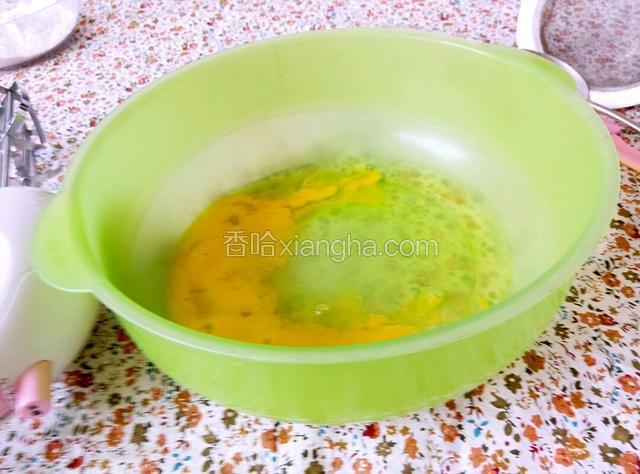 三个鸡蛋打入盆里，备用，