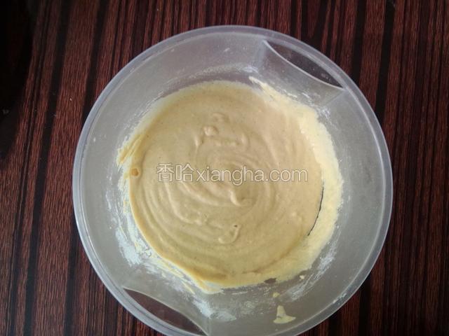 把牛奶慢慢倒入面粉搅拌成稠糊状！(既打蛋器提起面糊落下5秒内出现纹理不消失，牛奶大约90g左右)