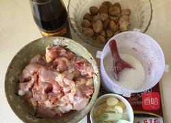板栗炖鸡的做法图解1