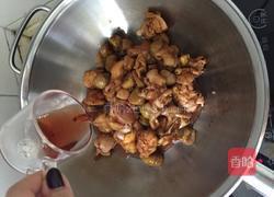 板栗炖鸡的做法图解7