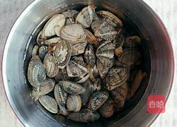 葱爆花蛤的做法图解1