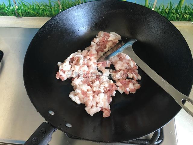 热锅后不放油下入五花肉，