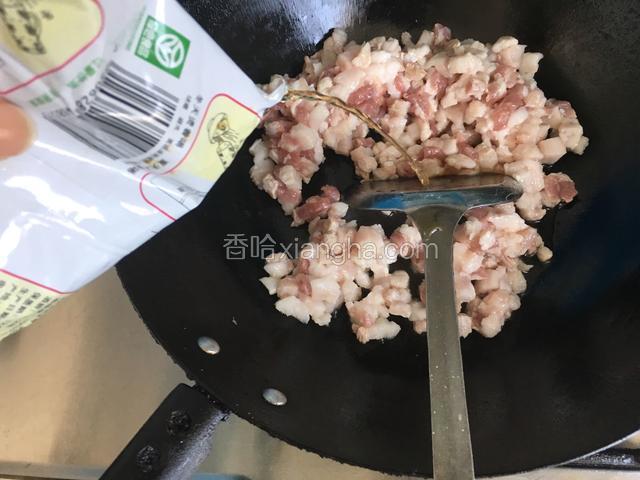 翻炒片刻加入料酒，
