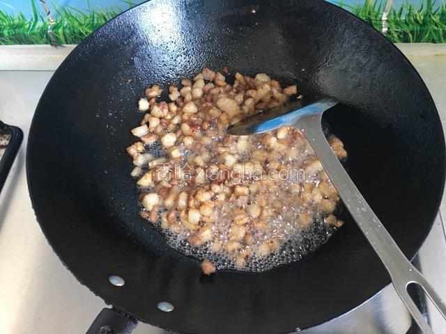 翻炒至五花肉出油，