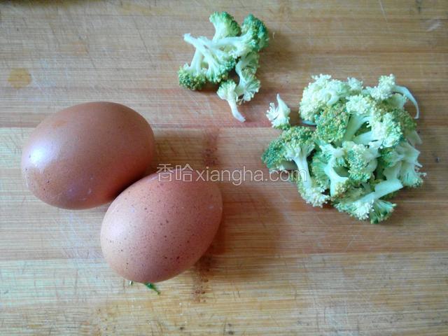 准备食材，西兰花洗净掰成小朵
