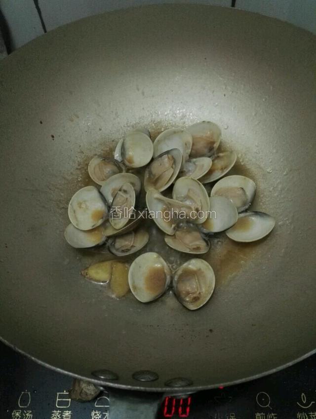 炒开后，合着水加一点点酱油