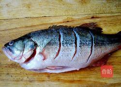 香辣豆豉蒸鲈鱼的做法图解1