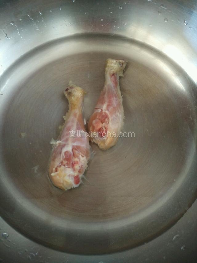 鸡腿洗净后冷水下锅