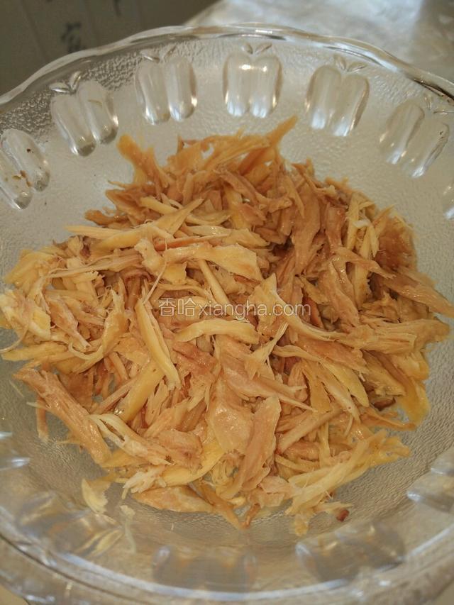 用手撕成鸡丝备用