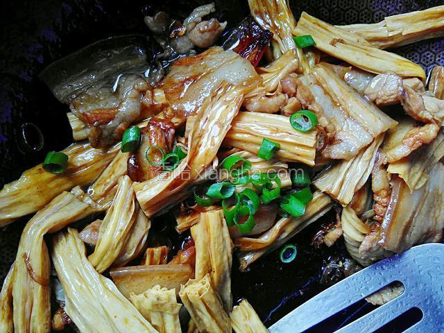 煮至锅中汤汁浓稠，加入香葱。