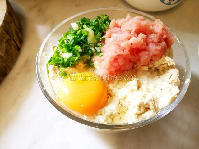 豆腐捣碎，肉切沫，葱切段，加入鸡蛋，盐，鸡精，准备好
