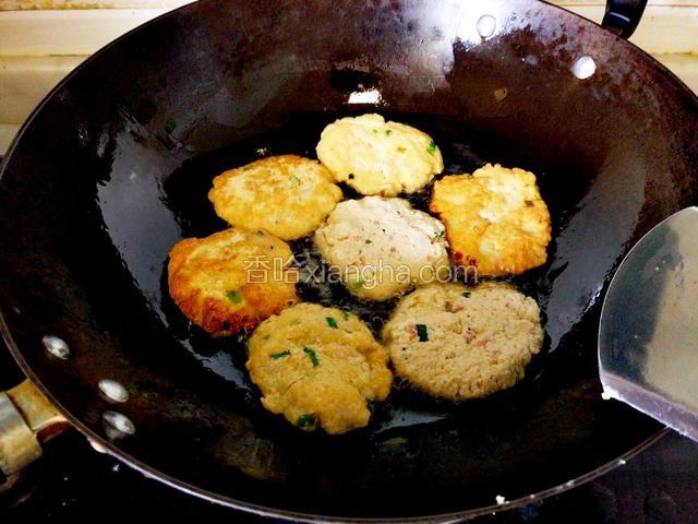 锅里油烧热，把拌好的豆腐拍成饼放入锅中