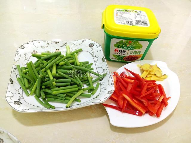 蒜苔切段，红椒切细条备用。豆瓣酱准备好（无红油豆瓣酱）姜切片。
