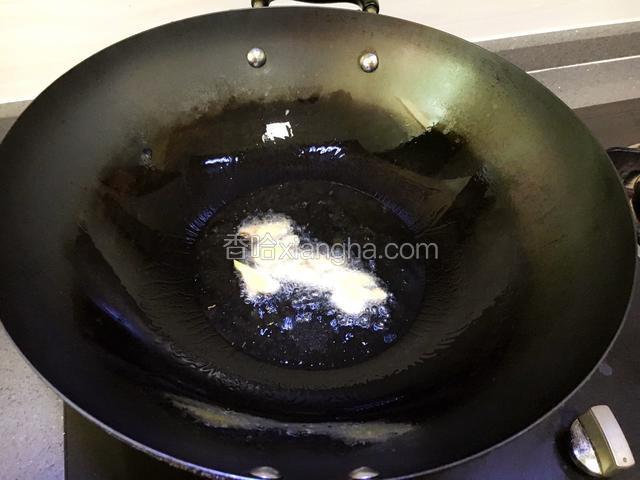 锅中倒入适量的油烧热，放入姜片爆香。