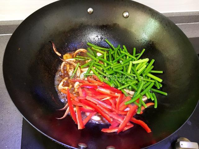 然后放入，红椒丝和蒜苔炒均匀，加入少许盐调味。