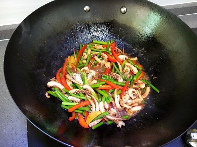 继续翻炒至红椒断生，所有食材入味既可。