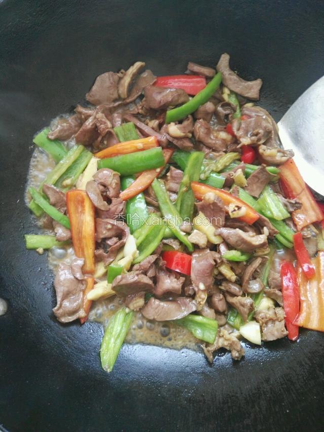 大火翻炒至颜色猪心没有血色，辣椒颜色变深，加入盐略炒，即可出锅装盘。