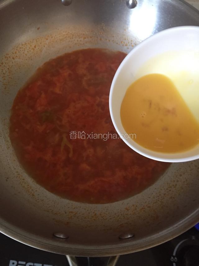 加入搅拌好的蛋液