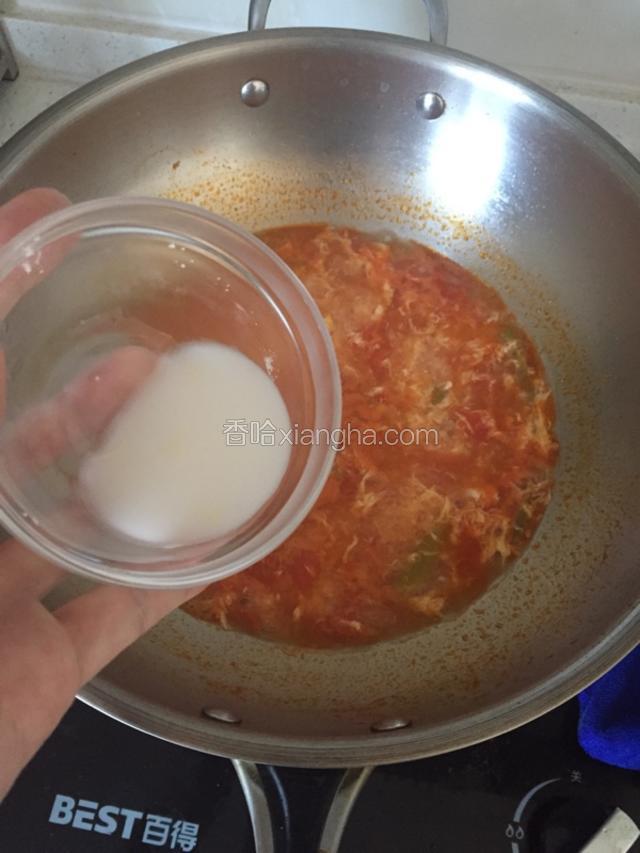 加入适量淀粉水搅拌煮沸后关火