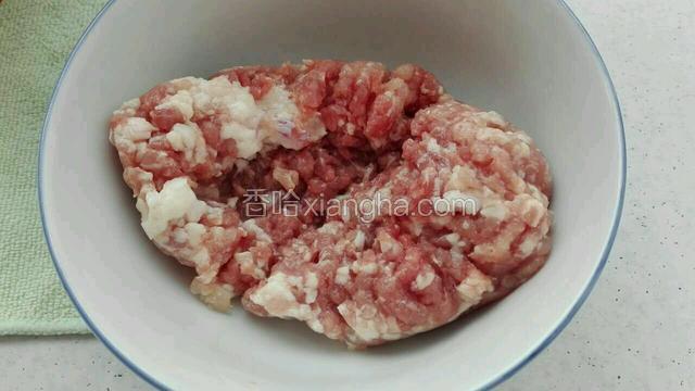 猪肉馅一斤备好，肥瘦依个人喜好。