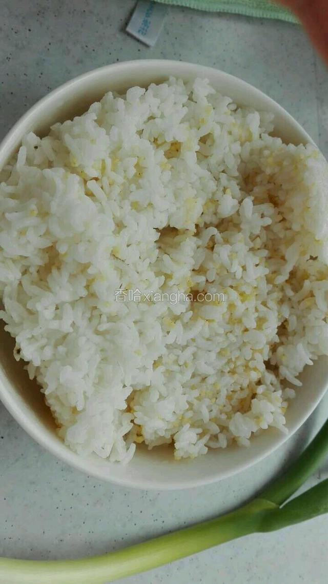 注意熟米饭要少放，放1汤匙，否则露在丸子外边的米饭会炸硬，面粉要放米饭的两倍，这样口感好。