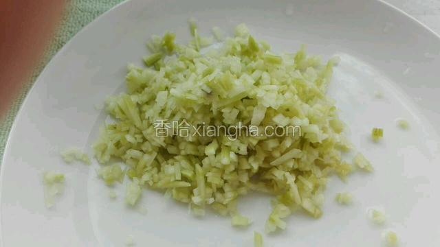 把青萝卜切6片，每片1厘米厚，码好切丝，把丝再切成丁备用。