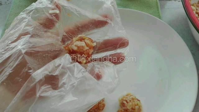 把手上套上塑料袋或塑料一次性手套，右手用汤匙从肉盘中取肉馅放入左手塑料手套中，左手手指攥住肉馅成完美圆肉丸放入盘中。