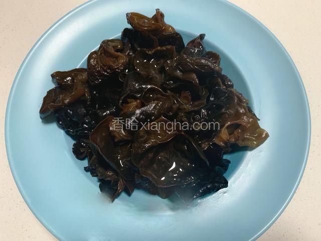 木耳用冷水浸泡至完全涨发洗净去掉根部掰小朵备用