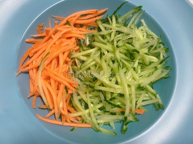 黄瓜洗净切丝，胡萝卜去皮切丝备用