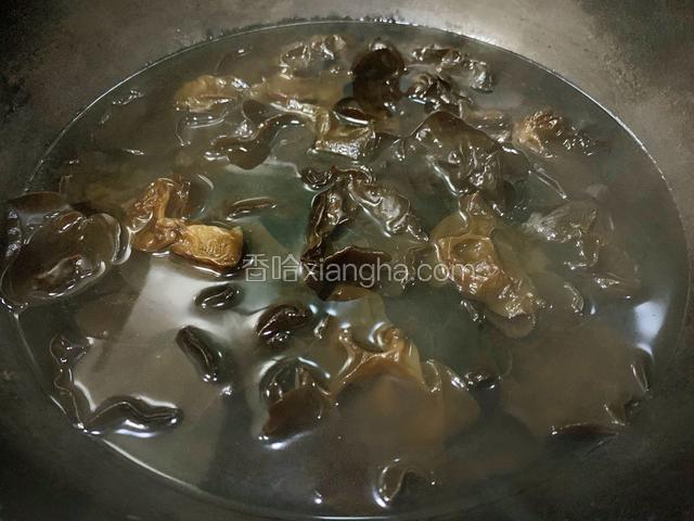 泡发的木耳焯水后捞出过冷水沥干水分备用