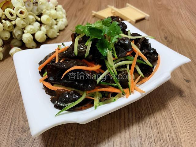 木耳加入黄瓜，胡萝卜丝，香菜，香油，盐，青芥辣汁搅拌均匀，辣爽过瘾的芥末木耳快来尝尝吧！