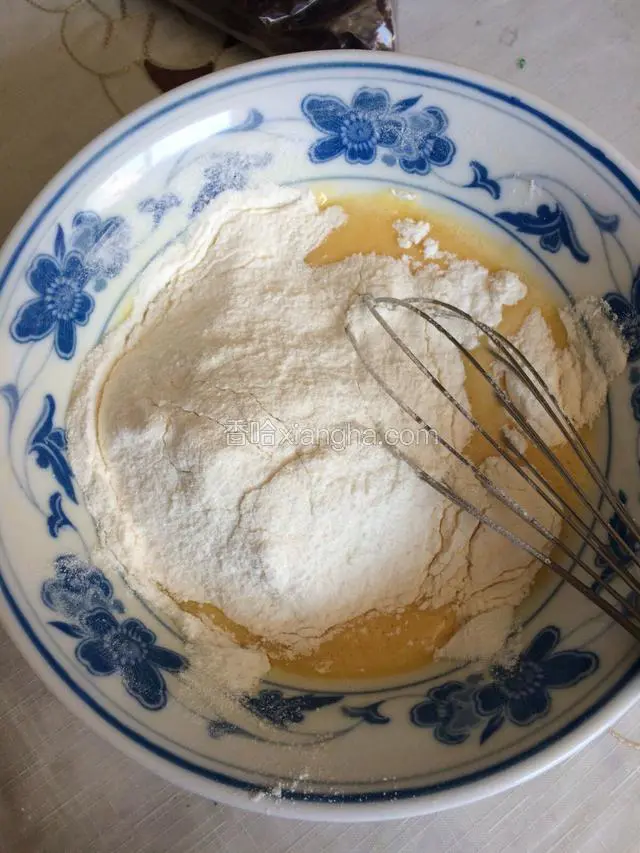 再倒入微波蛋糕粉搅拌均匀