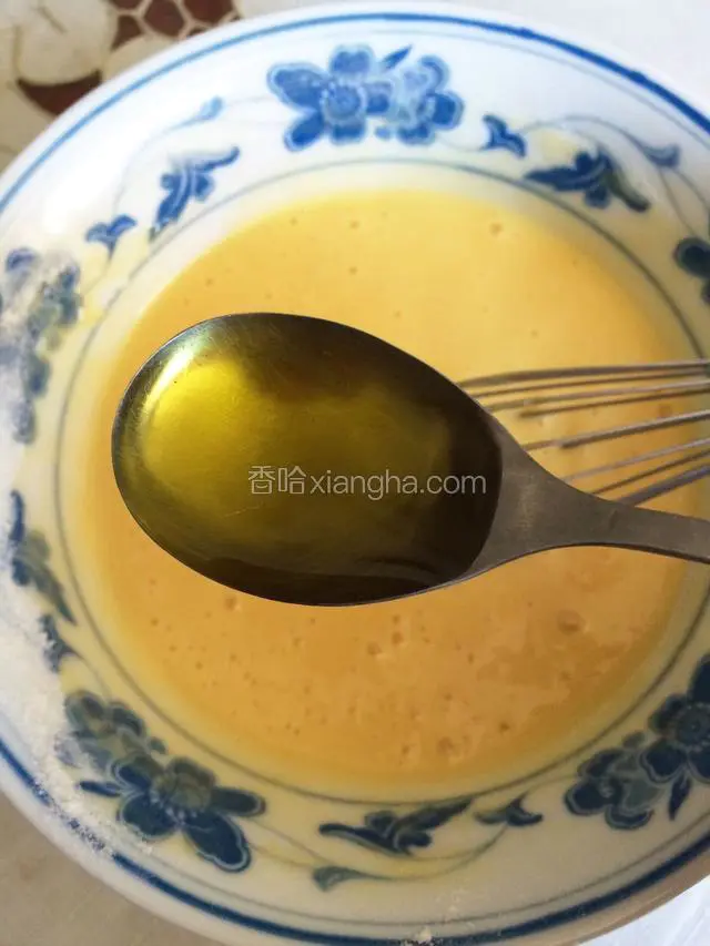 倒入一勺橄榄油，搅拌均匀，没有的用色拉油代替