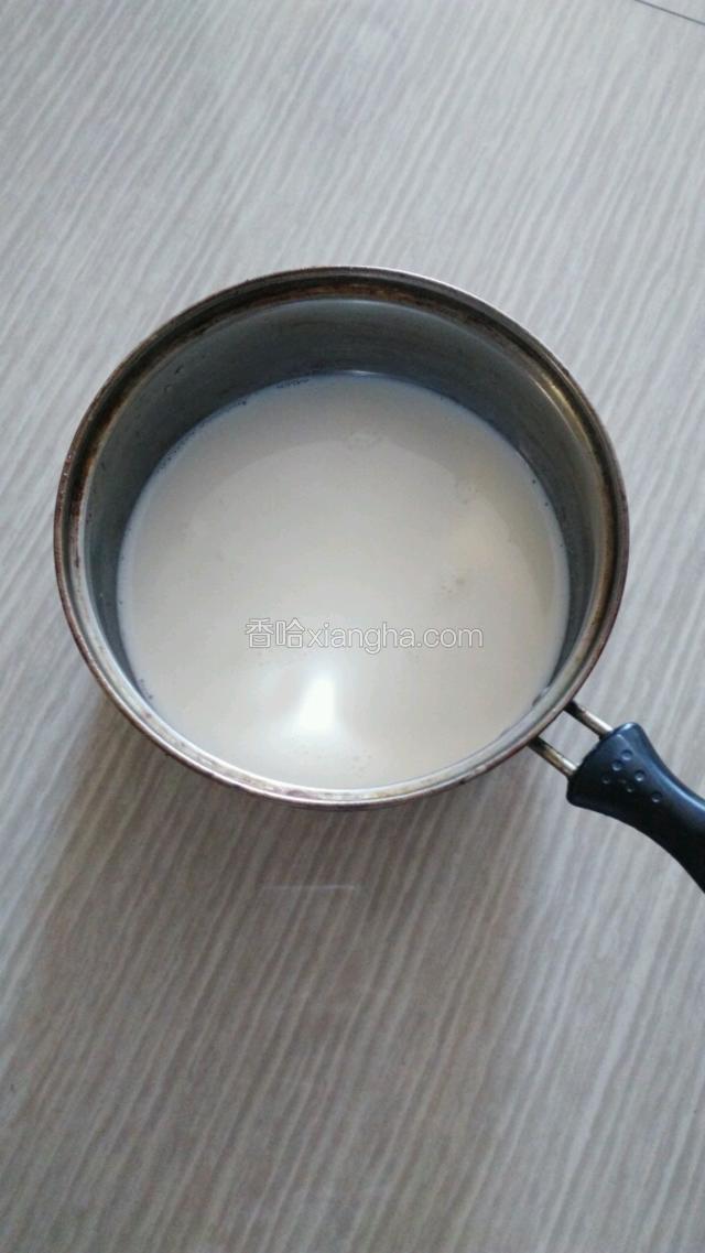 牛奶倒入锅中
