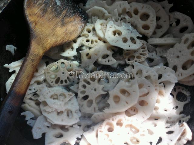 锅里热油，爆香蒜末，放藕片翻炒