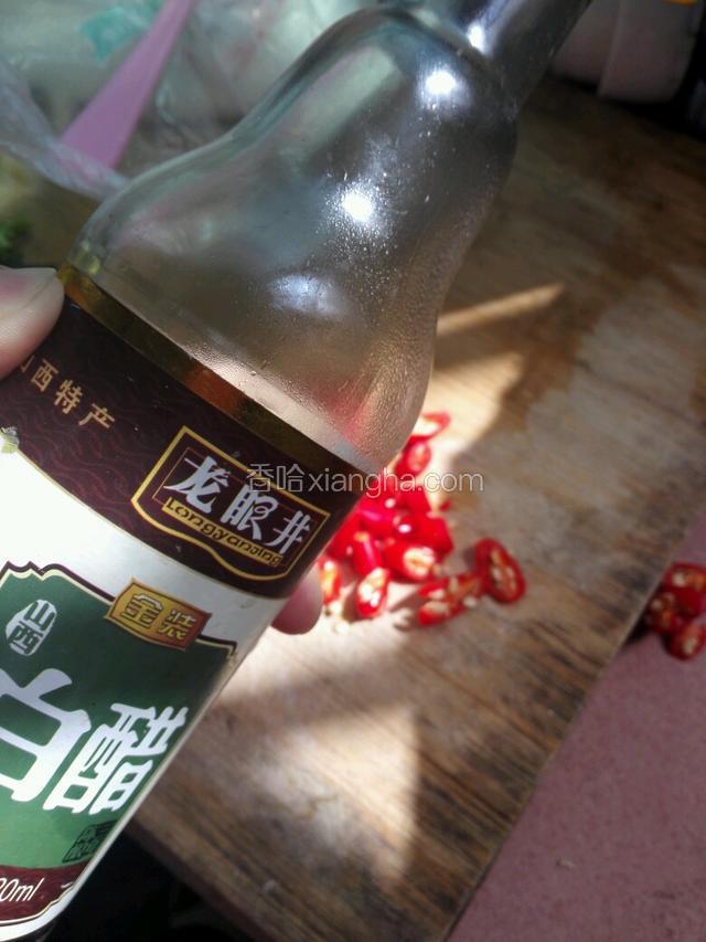 放一点白糖，倒入适量醋继续翻炒