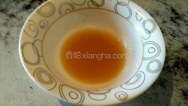 醋，盐，香油入碗搅匀。